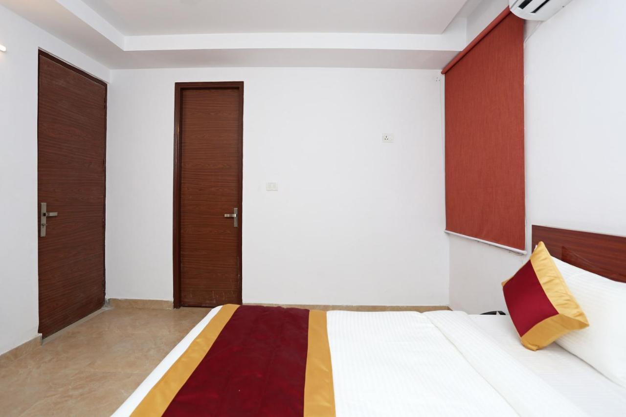 Capital O 12807 Amaira Hotel And Banquets Noida Dış mekan fotoğraf