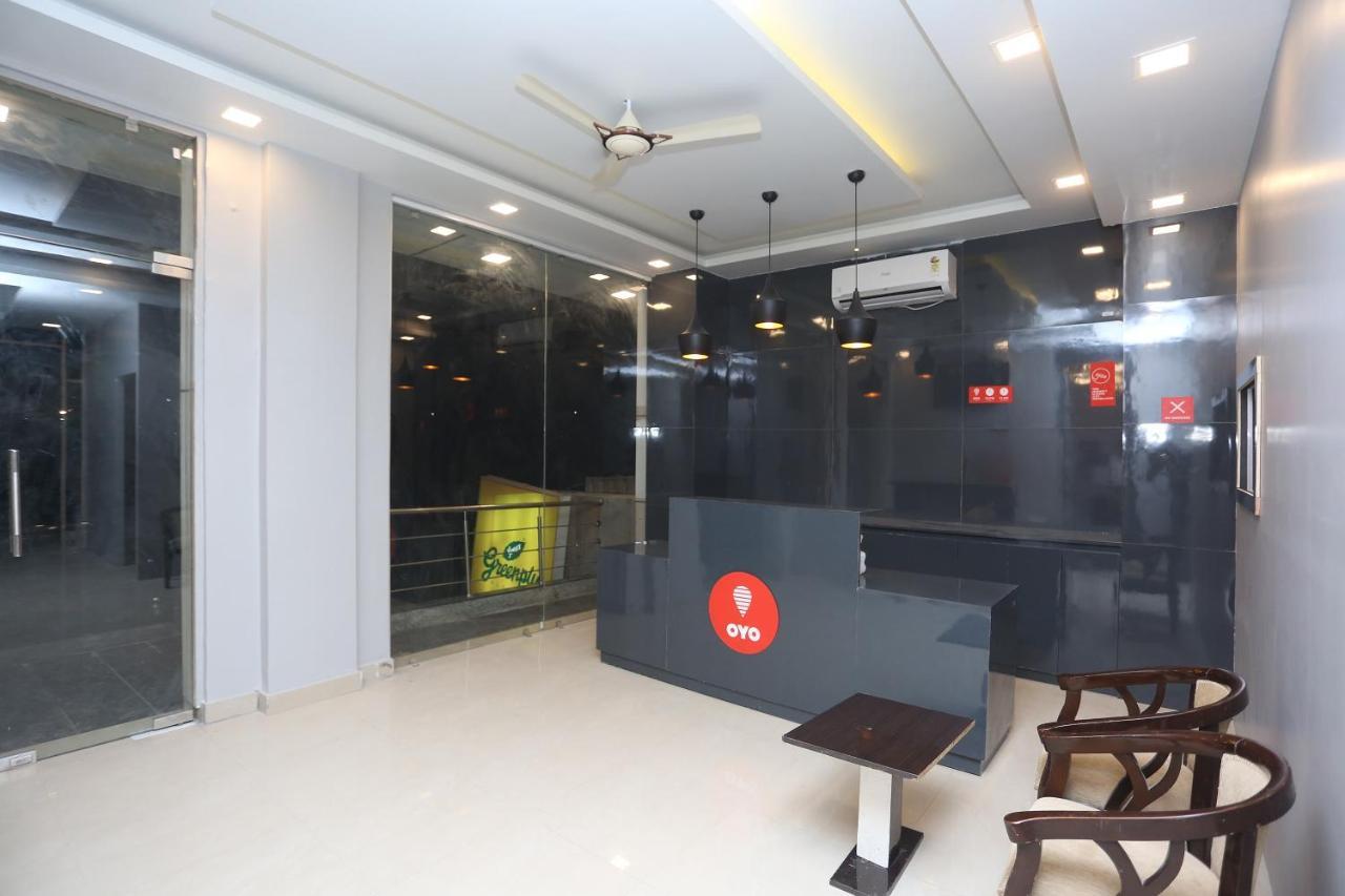 Capital O 12807 Amaira Hotel And Banquets Noida Dış mekan fotoğraf
